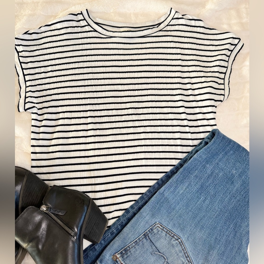 Max Studio black and white Striped Tee- like new. Size M